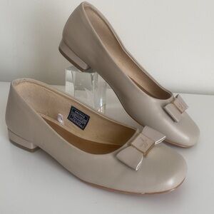 NAUTICA Bow Flats Size 7 Low Heel Cliona Logo Light Grey & Gold Cute Feminine